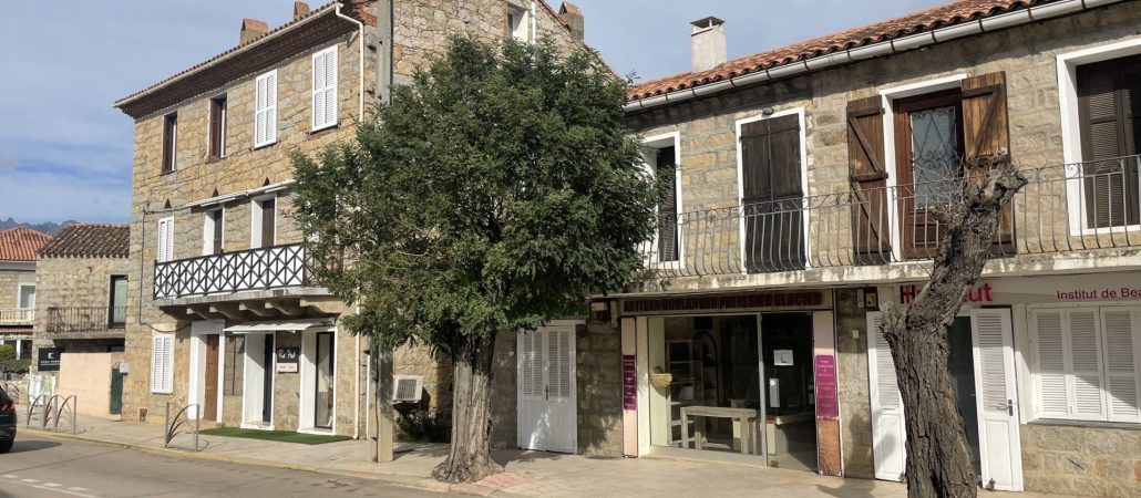 Appartement ancien en plein coeur du village